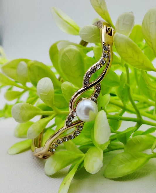 Graceful Adjustable Bracelet With Dazzling Pearl Accent